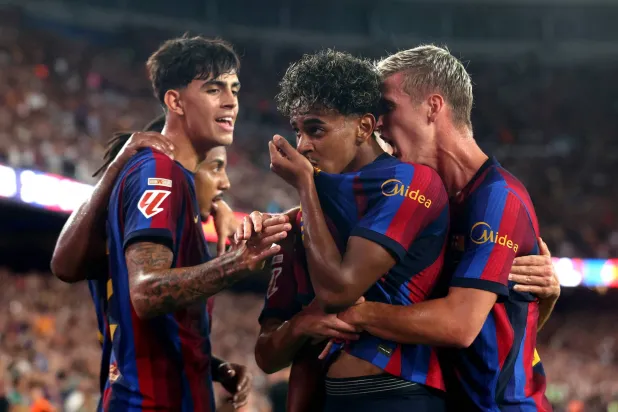 «لاليغا»: برشلونة يحول تأخره إلى فوز كبير بثنائية لكل من يامال ورافينيا