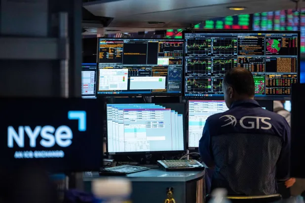 العقود الآجلة الأميركية تتراجع وسط ارتفاع عوائد السندات وأسعار النفط
