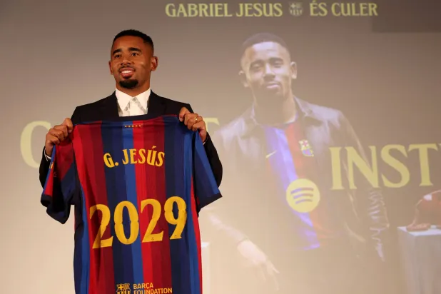 برشلونة يتعاقد مع المهاجم البرازيلي جيسوس حتى عام 2029