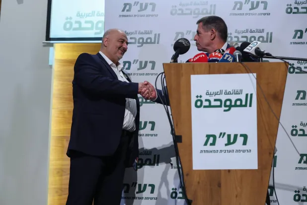 انتخابات إسرائيل تحتدم: سياسي يهودي في قائمة عربية… ونظريات مؤامرة