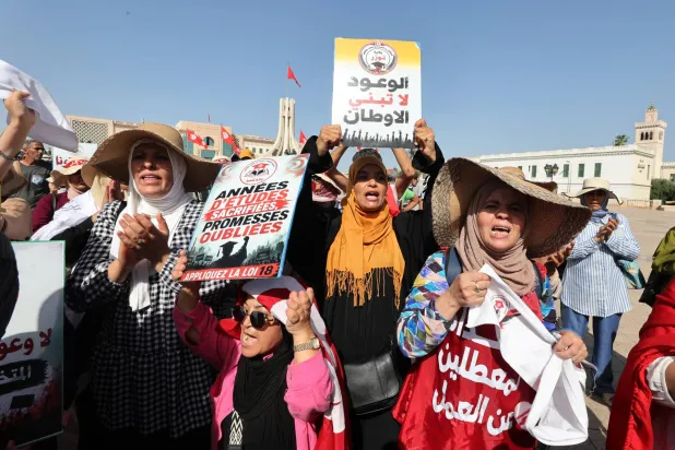 المعطلون في تونس يتظاهرون للمطالبة بتطبيق قانون توظيفهم