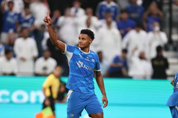 واتكينز: لا فرق بين الدوري السعودي و«الإنجليزي»