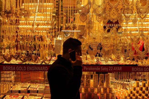 الذهب يهبط لأدنى مستوى في أكثر من 3 أسابيع مع تصاعد مخاوف رفع الفائدة