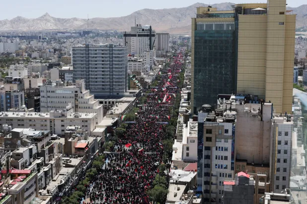 مقتل 4 أشخاص بعد اصطدام سيارة بحشد مؤيد للحكومة في إيران