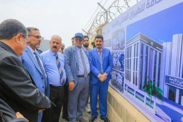 الحكومة اليمنية تراجع أداء مطارات المناطق المحررة