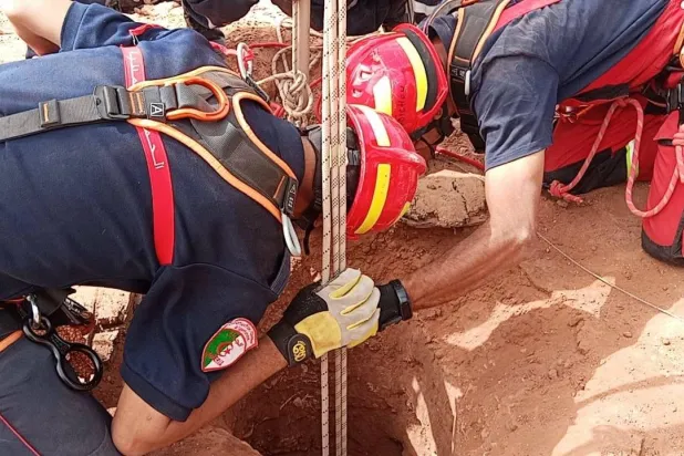 عالق في بئر بعمق 80 متراً… الجزائر تسابق الزمن لإنقاذ الطفل أيوب
