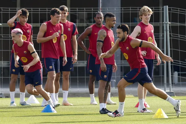 برشلونة يسعى للانفراد بصدارة الدوري الإسباني بعد سقوط ريال مدريد
