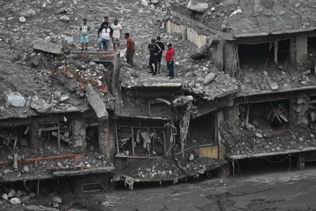 مدير مدرسة في نيبال: خلال دقائق انهار كل شيء بفعل الفيضان