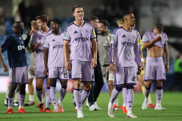 «كأس الرابطة الإنجليزية»: نيوكاسل يتأهل بصعوبة…وانتصارات لبورنموث وكريستال وساندرلاند