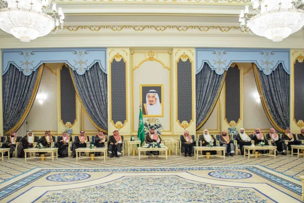 ولي العهد السعودي يستقبل الأمراء والعلماء وجمعاً من المواطنين