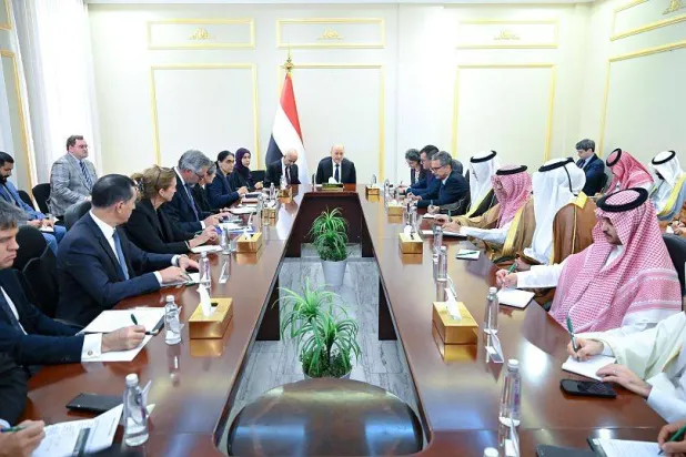 العليمي للسفراء: الحوثيون اختاروا الحرب وعليهم تحمل نتائجها
