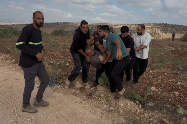 جندي إسرائيلي يطلق النار على فلسطيني خلال مواجهات بالضفة الغربية (فيديو)