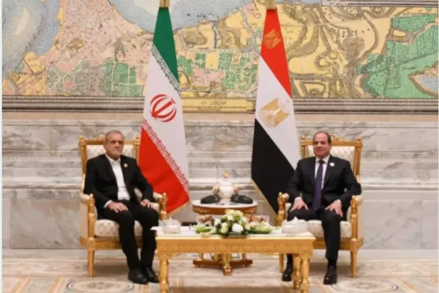 السيسي يلتقي بزشكيان… ويدعو إيران لوقف التصعيد