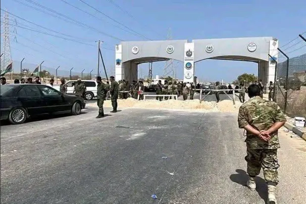محتجون يغلقون بوابة مصفاة الزاوية في غرب ليبيا للمطالبة بزيادة الرواتب