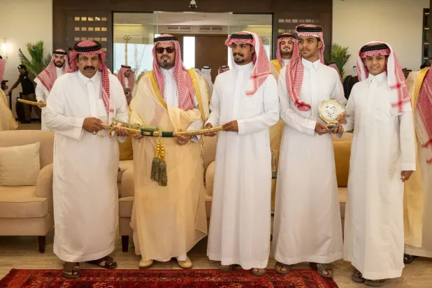 تحت رعاية ولي العهد… سعود بن مشعل يكرم أبطال الهجن