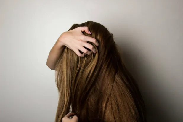 هل يمكن أن يؤثر نقص الحديد في تساقط الشعر؟
