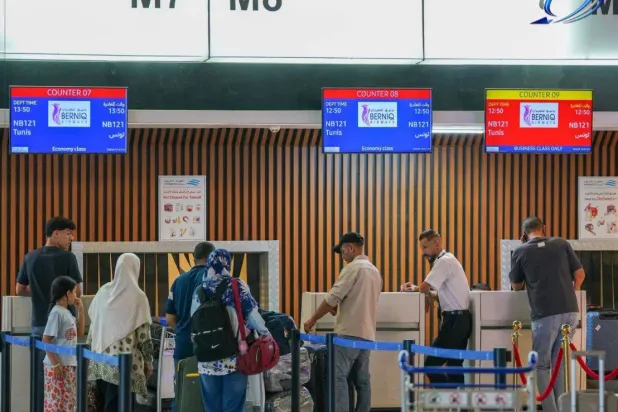ليبيا: توقف الرحلات بمطار مصراتة عقب خروج طائرة خاصة عن المدرج واحتراقها