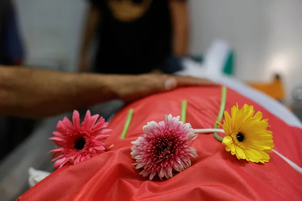 الجيش الإسرائيلي يقتل فلسطينياً خلال مداهمة منزله في الضفة الغربية
