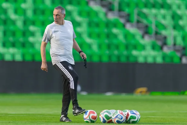 دونيس يُجري تغييرات واسعة على التشكيلة السعودية تأهباً لـ«كأس الخليج»