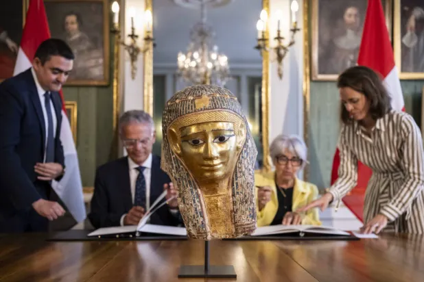 استعادة قناع جنائزي من سويسرا تُكرِّس لمطالب استرداد الآثار المصرية