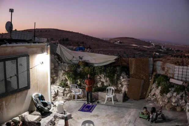 عائلة فلسطينية تجد ملاذاً آمناً في كهف بعد هدم منزلها في الضفة الغربية