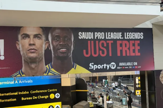 إعلانات «الدوري السعودي» تزين مطار وشوارع جوهانسبرغ