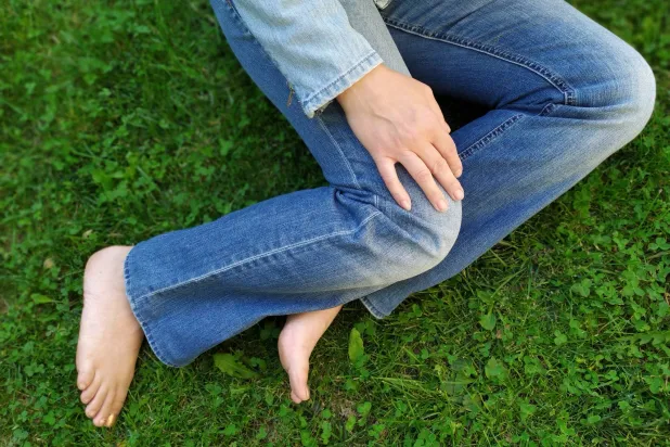 طقطقة الركبة… 4 أسباب شائعة