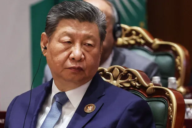 مزاعم عن معاناة شي جينبينغ من وعكة صحية خلال قمة «بريكس»… ما القصة؟