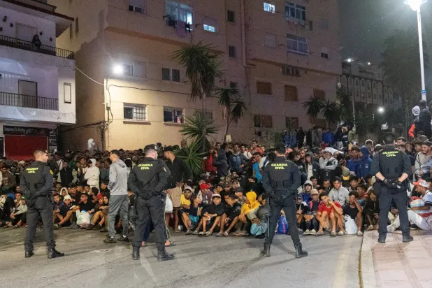 إسبانيا تجلي المهاجرين من شواطئ سبتة وسط انتقادات للحكومة