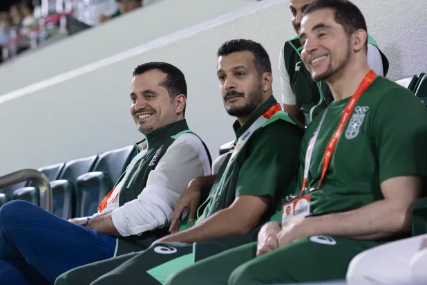 خليفة ويارا يحملان العلم السعودي في افتتاح «دورة الألعاب الآسيوية»