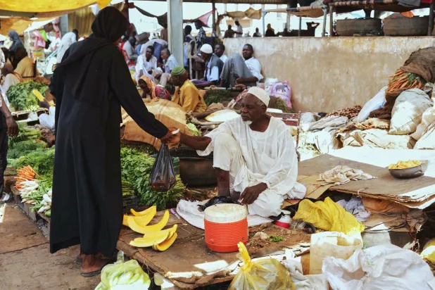 العملة السودانية تهوي إلى 9 آلاف جنيه أمام الدولار في السوق السوداء