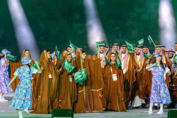 البشت يُزين المسيرة السعودية في «افتتاح دورة الألعاب الآسيوية»