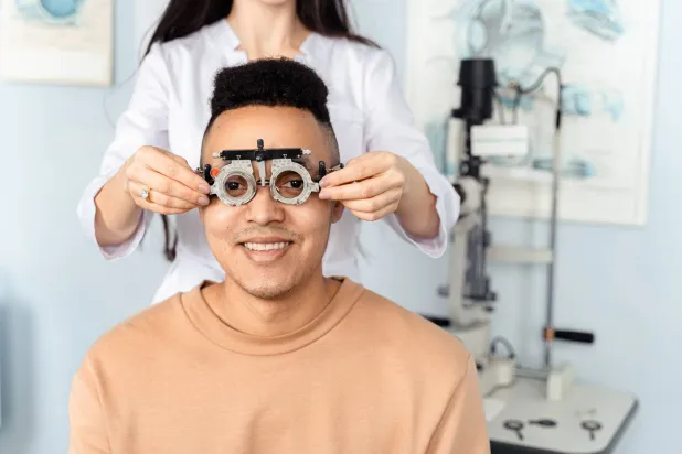 7 أطعمة ومشروبات قد تضر بصحة عينيك… احذرها