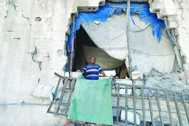 الغزيون تحت أسقف مهددة بلا بديل