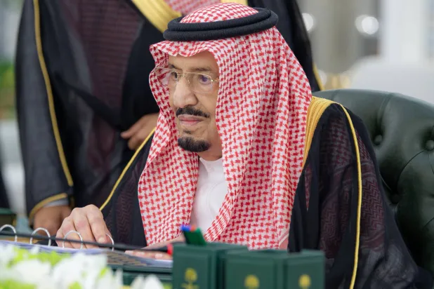 خادم الحرمين: استهداف مكة استفزاز للمسلمين
