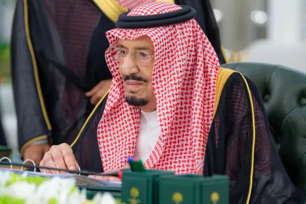 خادم الحرمين: استهداف مكة استفزاز للمسلمين