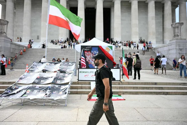 إيران تشدد قبضتها على المحتجين و«الرياضيين»