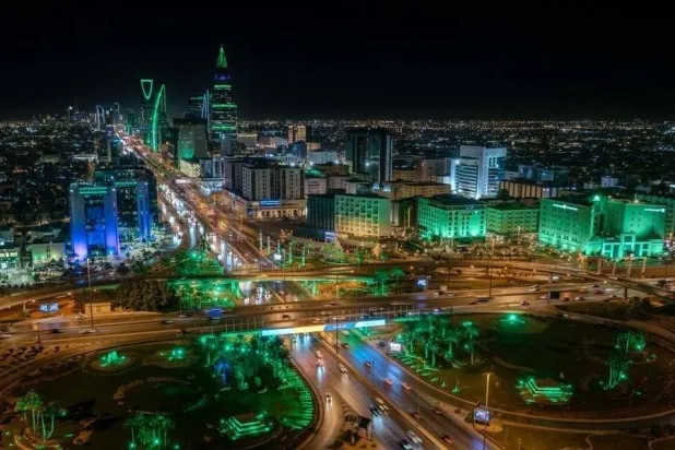 السعودية تكتسي بالأخضر في احتفالها باليوم الوطني