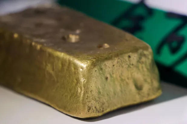 الذهب يتراجع متجهاً لتسجيل خسارة أسبوعية