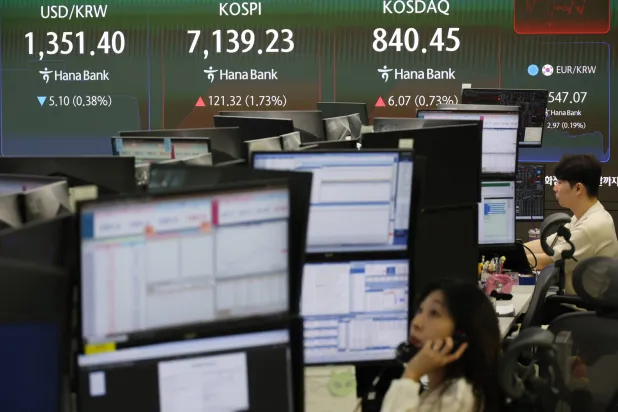 تباين الأسهم الآسيوية وسط ارتفاع عوائد السندات وتراجع أسعار النفط