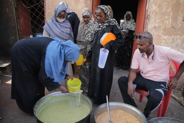 سودانيون عادوا إلى الخرطوم يشكون نقص مقومات الحياة
