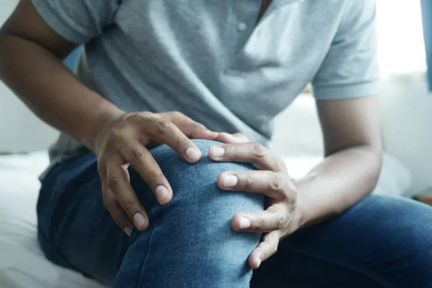 لماذا تزداد آلام المفاصل مع برودة الطقس؟