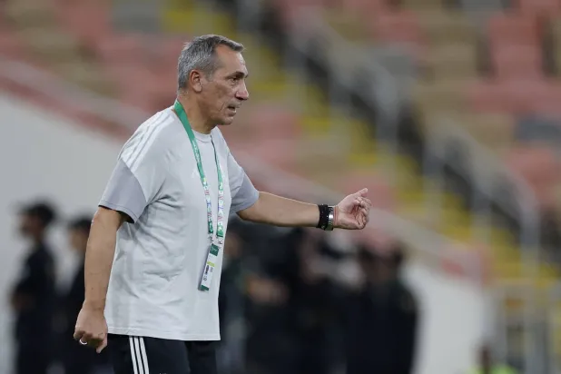 «إنفلونزا» تغيِّب دونيس عن تدريبات الأخضر والمؤتمر الصحافي