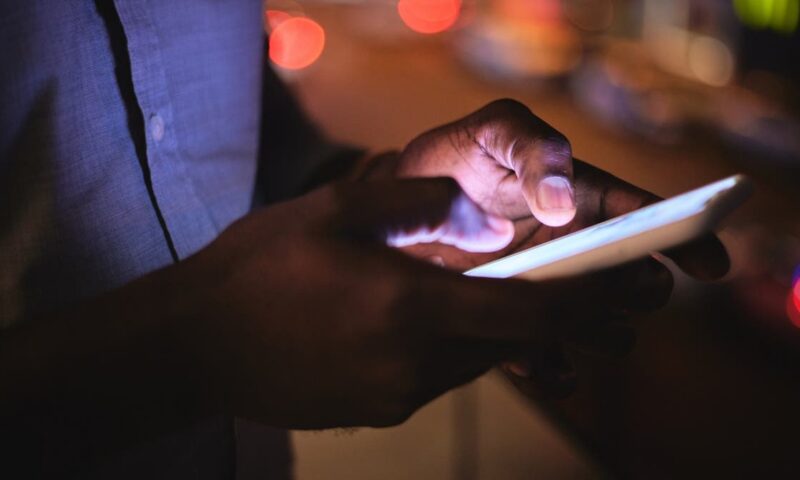 دراسة تحذر: امتلاك الهاتف الذكي في سن 12 عامًا قد يزيد اضطرابات الأكل بنسبة 49%