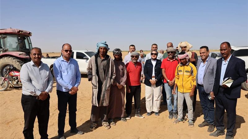 محافظ الوادي الجديد تتابع مشروعات البنية الأساسية والاستثمار الزراعي ببحيرة باريس
