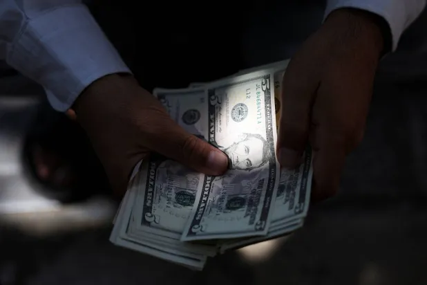 الدولار يقترب من أعلى مستوى في شهرين مع صعود عوائد السندات