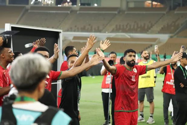 الرئيسي يكشف لـ«الشرق الأوسط» سر احتفال عُمان بعد الصافرة