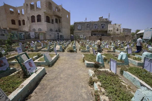 مقابر حوثية جديدة لاستيعاب الأعداد المتصاعدة من القتلى