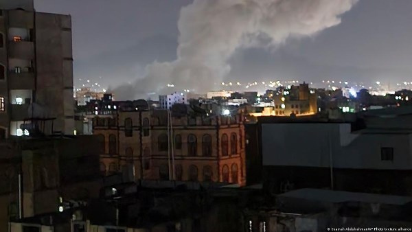 اليمن.. قصف واشتباكات على عدة جبهات ونزوح جماعي لعشرات الآلاف