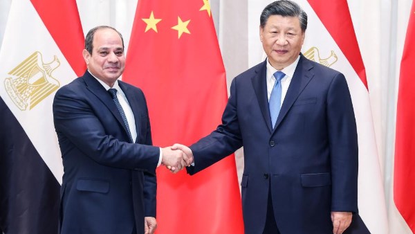 بعد قليل .. الرئيس السيسي يستقبل نظيره الصيني لحظة وصوله مطار القاهرة